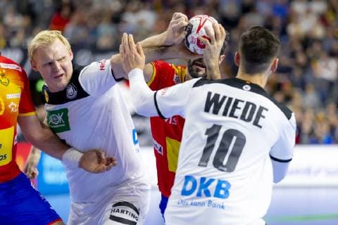 Raul Entrerrios Rodriguez (Nr. 9, Spanien) gegen Patrick Wiencek (Nr. 7, Deutschland) und Fabian Wiede (Nr. 10, Deutschland). Deutschland vs. Spanien, Hauptrunde, Handball, IHF Handball Weltmeisterschaft, 23.01.19 Koeln Nordrhein-Westfalen Germany Lanxess-Arena Copyright: xAgentur54Gradx xFelixxKoenigx