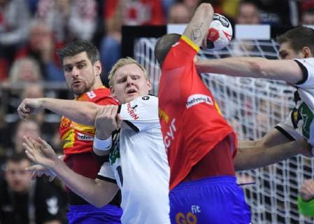 Julen Aguinagalde Akizu (13 ESP) und Patrick Wiencek (7 GER) blicken zur Spielszene. Hauptrunde: Deutschland - Spanien in Koeln, Deutschland am 23.01.2019. IHF - Handball Weltmeisterschaft der Maenner in Deutschland und Daenemark 2019,