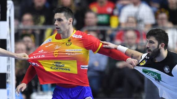 vl: Angel Fernandez Perez (6 ESP) und Tim Suton (8 GER) Hauptrunde: Deutschland - Spanien in Koeln, Deutschland am 23.01.2019. IHF - Handball Weltmeisterschaft der Maenner in Deutschland und Daenemark 2019,