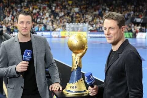 Mit dem Weltpokal vor dem Spiel gegen Spanien: Dominik Klein und Alexander Bommes Deutschland-Spanien, Handball-WM 2019 Koeln