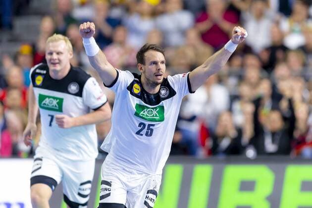 Patrick Wiencek (Nr. 7, Deutschland) und Kai Haefner (Nr. 25, Deutschland) freuen sich jubeln. Deutschland vs. Spanien, Hauptrunde, Handball, IHF Handball Weltmeisterschaft, 23.01.19 Koeln Nordrhein-Westfalen Germany Lanxess-Arena Copyright: xAgentur54Gradx xFelixxKoenigx