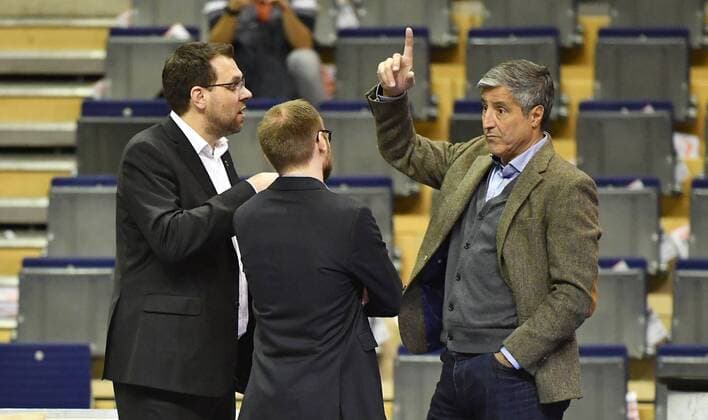 Cedric Enard (Trainer BR Volleys), und Kaweh Niroomand (Geschäftsführer BR Volleys) im Gespräch nach dem Spiel, vorne Matthias Klee (Geschäftsführer BRVolleys) BR Volleys Berlin - VfB Fredrichshafen Deutsche Volleyball Liga, Saison 2018 2019, Herren, Männer, Männer, men, Volleyball, Deutschland, playoffs Germany, Max-Schmeling-Halle Berlin, 23.1.2019