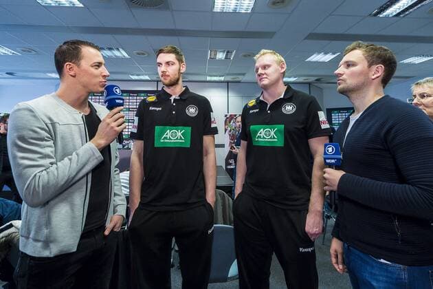 Köln, Deutschland 22. Januar 2019: WM 2019 Männer - Hauptrunde - Deutschland Pressekonferenz v.li. ARD Experte Dominik Klein, Hendrik Pekeler (Deutschland THW Kiel), Patrick Wiencek (Deutschland THW Kiel), ARD Moderator Lennert Brinkhoff Köln AOK Nordrhein-Westfalen Deutschland