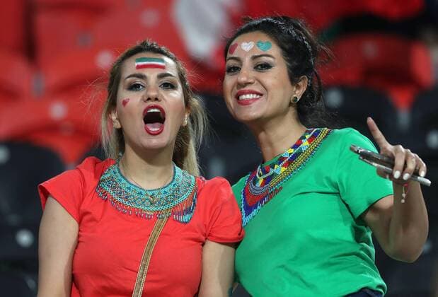 (190125) -- ABU DHABI, Jan. 25, 2019 (Xinhua) -- Fans of Team Iran cheer prior to the 2019 AFC Asian Cup quarterfinal match between China and Iran in Abu Dhabi, the United Arab Emirates, on Jan. 24, 2019. (Xinhua Li Gang) (SP)UAE-ABU DHABI-FOOTBALL-ASIAN CUP-CHINA-IRAN 