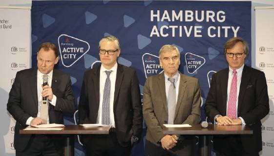 links Hamburgs Sportsenator Andy Grote , daneben Alexander Otto , 3. von links Ulrich Klaus (DTB) , ganz rechts Dr. Carsten Lütten , 1. Vorsitzender des Clubs an der Alster Tennis Stadion Rothenbaum, Pressekonferenz zur Modernisierung beim Club an der Alster am Do. 24.01.2019