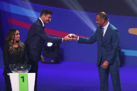 (190125) -- RIO DE JANEIRO, Jan. 25, 2019 (Xinhua) -- Argentine former football player Javier Zanetti (C) passes the result slip to Brazil s former football player Cafu (R) the official draw ceremony of the CONMEBOL Copa America 2019 in Rio de Janeiro, Brazil, on Jan. 24, 2019. The draw result was Brazil, Bolivia, Venezuela and Peru in Group A, Argentina, Colombia, Paraguay and Qatar in Group B, Uruguay, Ecuador, Japan and Chile in Group C. The tournament will be held from June 14 to July 7 in 5 cities in Brazil. (Xinhua Li Ming) (SP)BRAZIL-RIO DE JANEIRO-CONMEBOL-COPA AMERICA 2019-DRAW 