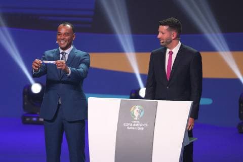 (190125) -- RIO DE JANEIRO, Jan. 25, 2019 (Xinhua) -- Brazil s former football player Cafu (L) shows the draw slip showing Brazil during the official draw ceremony of the CONMEBOL Copa America 2019 in Rio de Janeiro, Brazil, on Jan. 24, 2019. The draw result was Brazil, Bolivia, Venezuela and Peru in Group A, Argentina, Colombia, Paraguay and Qatar in Group B, Uruguay, Ecuador, Japan and Chile in Group C. The tournament will be held from June 14 to July 7 in 5 cities in Brazil. (Xinhua Li Ming) (SP)BRAZIL-RIO DE JANEIRO-CONMEBOL-COPA AMERICA 2019-DRAW 