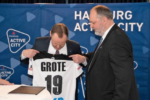 Präsident DHB Deutscher Handball Bund Andreas Michelmann übergibt ein Trikot an Sportsenator Andy Grote Senatsempfang zum Halbfinale Handball-WM Weltmeisterschaft in der Barclaycard Arena Hamburg - Sportsenator Andy Grote lädt zum Warm-up, Hamburg Hamburg Deutschland Barclaycard Arena