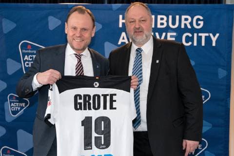 Präsident DHB Deutscher Handball Bund Andreas Michelmann übergibt ein Trikot an Sportsenator Andy Grote Senatsempfang zum Halbfinale Handball-WM Weltmeisterschaft in der Barclaycard Arena Hamburg - Sportsenator Andy Grote lädt zum Warm-up, Hamburg Hamburg Deutschland Barclaycard Arena