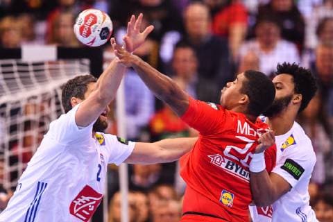 190125 Mads Mensah of Denmark and Timothey Guessan of France during the IHF World Handball Championship match between Denmark and France on January 25, 2019 in Hamburg. Photo: Ludvig Thunman BILDBYRN kod LT 35584 Copyright: LUDVIGxTHUNMAN BB190125LT003