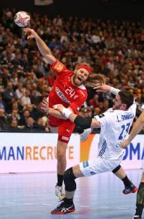 25.01.2019, Handball IHF Weltmeisterschaft Dänemark und Deutschland 2019, Halbfinale, Dänemark - Frankreich, in der Barclaycard Arena Hamburg. (L-R) Mikkel Hansen (Dänemark), Ludovic Fabregas (Frankreich)
