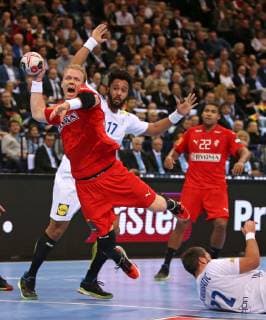 25.01.2019, Handball IHF Weltmeisterschaft Dänemark und Deutschland 2019, Halbfinale, Dänemark - Frankreich, in der Barclaycard Arena Hamburg. (L-R) Anders Zachariassen (Dänemark), Timothey N Guessan (Frankreich)