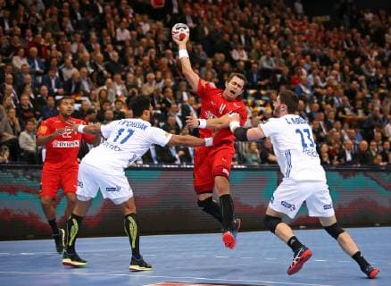 25.01.2019, Handball IHF Weltmeisterschaft Dänemark und Deutschland 2019, Halbfinale, Dänemark - Frankreich, in der Barclaycard Arena Hamburg. (L-R) Mads Mensah Larsen (Dänemark), Timothey N Guessan (Frankreich), Rasmus Lauge Schmidt (Dänemark), Ludovic Fabregas (Frankreich)