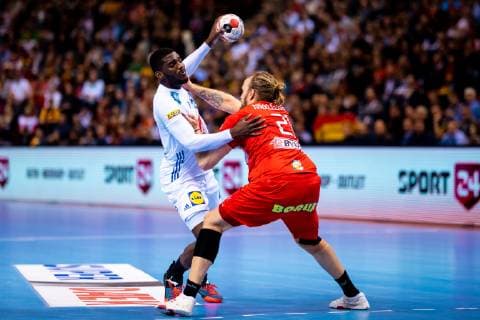 Hamburg, 25. Januar 2019 - Handball, IHF Men s World Championship WM Weltmeisterschaft 2019, Dänemark - Frankreich: Dika Mem (Frankreich, 10), Henrik Mollgaard Jensen (Dänemark, 21)
