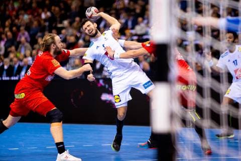 Hamburg, 25. Januar 2019 - Handball, IHF Men s World Championship WM Weltmeisterschaft 2019, Dänemark - Frankreich: Henrik Mollgaard Jensen (Dänemark, 21), Nedim Remili (Frankreich, 5)