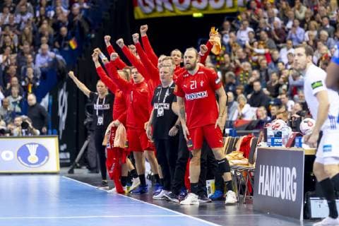 Daenemarks Bank um Nikolaj Jacobsen und Henrik Mollgaard Jensen (Nr. 21, Daenemark) freuen sich jubeln. Daenemark vs. Frankreich, Halbfinale, Handball, IHF Handball Weltmeisterschaft, 25.01.19 Hamburg Hamburg Germany Barclaycard-Arena Copyright: xAgentur54Gradx xFelixxKoenigx