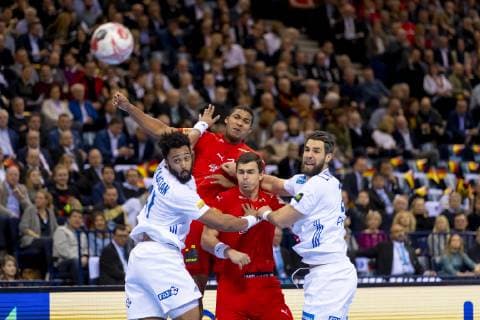 Mads Mensah Larsen (Nr. 22, Daenemark) gegen Timothey N Guessan (Nr. 17, Frankreich) und Luka Karabatic (Nr. 22, Frankreich). Daenemark vs. Frankreich, Halbfinale, Handball, IHF Handball Weltmeisterschaft, 25.01.19 Hamburg Hamburg Germany Barclaycard-Arena Copyright: xAgentur54Gradx xFelixxKoenigx