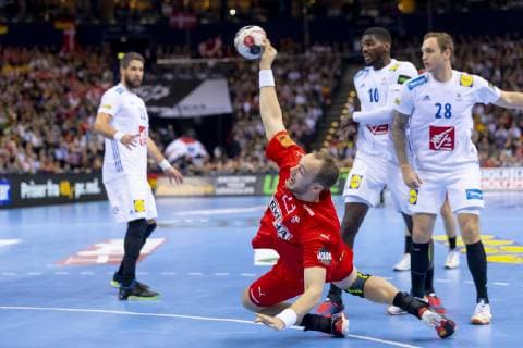 Henrik Toft Hansen (Nr. 23, Daenemark) gegen Dika Mem (Nr. 10, Frankreich) und Valentin Porte (Nr. 28, Frankreich). Daenemark vs. Frankreich, Halbfinale, Handball, IHF Handball Weltmeisterschaft, 25.01.19 Hamburg Hamburg Germany Barclaycard-Arena Copyright: xAgentur54Gradx xFelixxKoenigx