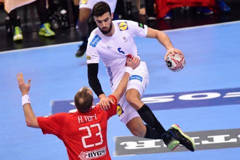 Deutschland , Hamburg , Barclay Card Arena , IHF Handball Weltmeisterschaft der Maenner , Frankreich Nedim Remili ( FRA ) - Daenemark Henrik Toft ( DK )
