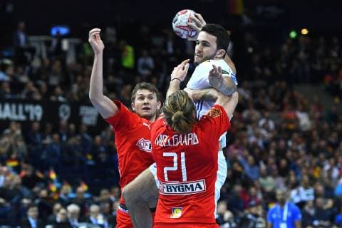 Handball-WM Halbfinale Dänemark - Frankreich am 25.01.2019 in der Barclaycard Arena in Hamburg Henrik Mollgaard ( Dänemark ), vorne - Romain Lagarde ( Frankreich ), mitte
