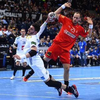 Handball-WM Halbfinale Dänemark - Frankreich am 25.01.2019 in der Barclaycard Arena in Hamburg Ludovic Fabregas ( Frankreich ), vorne - Henrik Toft ( Dänemark ), hinten