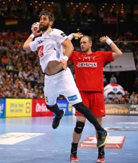 25.01.2019, Handball IHF Weltmeisterschaft Dänemark und Deutschland 2019, Halbfinale, Dänemark - Frankreich, in der Barclaycard Arena Hamburg. (L-R) Luka Karabatic (Frankreich), Henrik Toft Hansen (Dänemark)