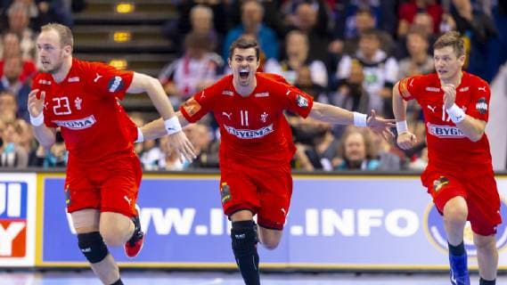 Henrik Toft Hansen (Nr. 23, Daenemark), Rasmus Lauge (Nr. 11, Daenemark) und Lasse Svan (Nr. 17, Daenemark) freuen sich jubeln. Daenemark vs. Frankreich, Halbfinale, Handball, IHF Handball Weltmeisterschaft, 25.01.19 Hamburg Hamburg Germany Barclaycard-Arena Copyright: xAgentur54Gradx xFelixxKoenigx
