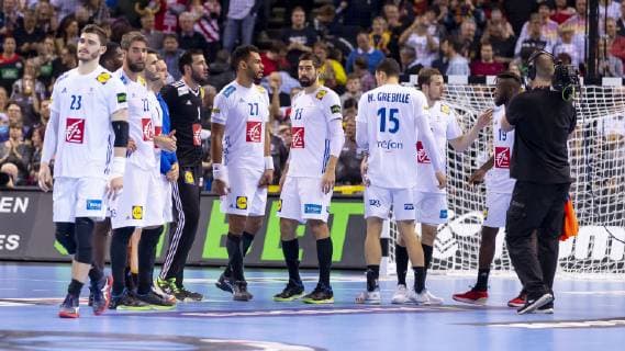 Frankreichs Spieler um Ludovic Fabregas (Nr. 23, Frankreich), Luka Karabatic (Nr. 22, Frankreich), Cyril Dumoulin (Nr. 1, Frankreich), Adrien Dipanda (Nr. 27, Frankreich), Nikola Karabatic (Nr. 13, Frankreich), Mathieu Grebille (Nr. 15, Frankreich), Kentin Mahe (Nr. 14, Frankreich) sind niedergeschlagen deprimiert enttaeuscht. Daenemark vs. Frankreich, Halbfinale, Handball, IHF Handball Weltmeisterschaft, 25.01.19 Hamburg Hamburg Germany Barclaycard-Arena Copyright: xAgentur54Gradx xFelixxKoenigx