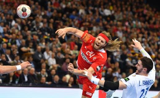 Mikkel Hansen (Dänemark), beim Wurf, rechts Ludovic Fabregas (FRA), Dänemark-Frankreich Denmark-France Germany-Serbia IHF Handball Weltmeisterschaft 2019, Hanball World Championship WM Weltmeisterschaft 2019, Herren, Männer, Maenner, men, Handball, Deutschland, Germany, Halbfinale Spiel 1, half final Hamburg, 25.1.2019