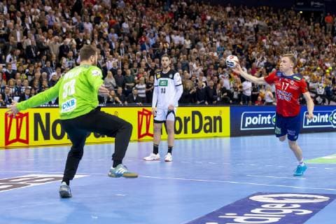 Magnus Jondal (Nr. 17, Norwegen) beim Siebenmeterversuch gegen Torhueter Andreas Wolff (Nr. 33, Deutschland). Deutschland vs. Norwegen, Halbfinale, Handball, IHF Handball Weltmeisterschaft, 25.01.19 Hamburg Hamburg Germany Barclaycard-Arena Copyright: xAgentur54Gradx xFelixxKoenigx