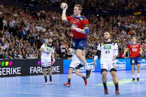 Magnus Gullerud (Nr. 21, Norwegen) gegen Jannik Kohlbacher (Nr. 48, Deutschland). Deutschland vs. Norwegen, Halbfinale, Handball, IHF Handball Weltmeisterschaft, 25.01.19 Hamburg Hamburg Germany Barclaycard-Arena Copyright: xAgentur54Gradx xFelixxKoenigx