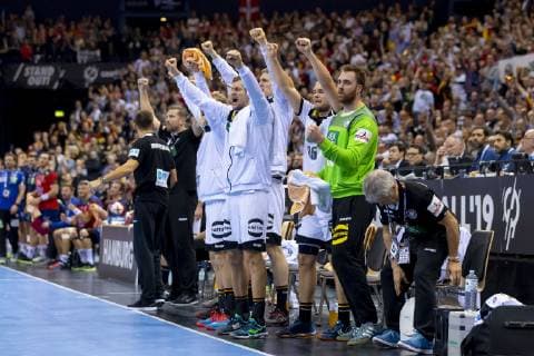 Die deutsche Bank freut sich ueber ein Tor. Deutschland vs. Norwegen, Halbfinale, Handball, IHF Handball Weltmeisterschaft, 25.01.19 Hamburg Hamburg Germany Barclaycard-Arena Copyright: xAgentur54Gradx xFelixxKoenigx