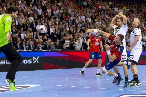 Bjarte Myrhol (Nr. 8, Norwegen) gegen Fabian Boehm (Nr. 38, Deutschland) und Patrick Wiencek (Nr. 7, Deutschland). Deutschland vs. Norwegen, Halbfinale, Handball, IHF Handball Weltmeisterschaft, 25.01.19 Hamburg Hamburg Germany Barclaycard-Arena Copyright: xAgentur54Gradx xFelixxKoenigx