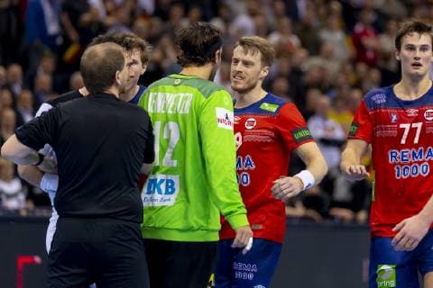 Torhueter Silvio Heinevetter (Nr. 12, Deutschland) und Henrik Jakobsen (Nr. 9, Norwegen) geratene aneinander. Deutschland vs. Norwegen, Halbfinale, Handball, IHF Handball Weltmeisterschaft, 25.01.19 Hamburg Hamburg Germany Barclaycard-Arena Copyright: xAgentur54Gradx xFelixxKoenigx