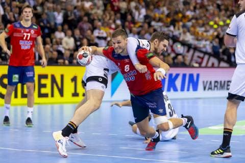Sport Bilder des Tages Bjarte Myrhol (Nr. 8, Norwegen) gegen Hendrik Pekeler (Nr. 13, Deutschland). Deutschland vs. Norwegen, Halbfinale, Handball, IHF Handball Weltmeisterschaft, 25.01.19 Hamburg Hamburg Germany Barclaycard-Arena Copyright: xAgentur54Gradx xFelixxKoenigx