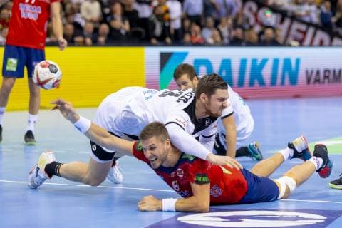 Bjarte Myrhol (Nr. 8, Norwegen) gegen Hendrik Pekeler (Nr. 13, Deutschland). Deutschland vs. Norwegen, Halbfinale, Handball, IHF Handball Weltmeisterschaft, 25.01.19 Hamburg Hamburg Germany Barclaycard-Arena Copyright: xAgentur54Gradx xFelixxKoenigx