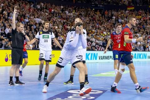 Hendrik Pekeler (Nr. 13, Deutschland) aergert sich ueber eine Zweiminutenstrafe. Deutschland vs. Norwegen, Halbfinale, Handball, IHF Handball Weltmeisterschaft, 25.01.19 Hamburg Hamburg Germany Barclaycard-Arena Copyright: xAgentur54Gradx xFelixxKoenigx