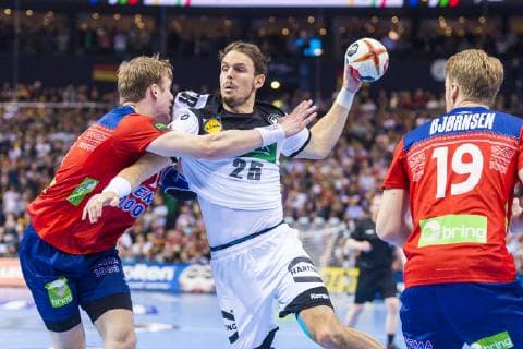 Hamburg, Deutschland 25. Januar 2019: WM 2019 Männer - Halbfinale - Deutschland vs. Norwegen v.li. Magnus Gullerud (Norwegen GWD Minden), Kai Häfner Haefner (Deutschland TSV Hannover), Kristian Bjornsen (Norwegen HSG Wetzlar) Hamburg Barclaycard Arena Deutschland