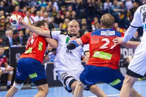 Hamburg, Deutschland 25. Januar 2019: WM 2019 Männer - Halbfinale - Deutschland vs. Norwegen v.li. Christian O Sullivan (Norwegen SC Magdeburg), Paul Drux (Deutschland Fuechse Berlin), Magnus Gullerud (Norwegen GWD Minden) Hamburg Barclaycard Arena Deutschland