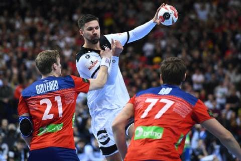 Handball-WM Halbfinale Deutschland - Norwegen am 25.01.2019 in der Barclaycard Arena in Hamburg Magnus Gullerud ( Norwegen ), link - Magnus Rod ( Norwegen ), rechts - Fabian Wiede ( Deutschland ), hinten