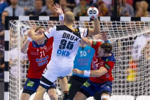 Paul Drux (Nr. 95, Deutschland) gegen Alexander Blonz (Nr. 71, Norwegen) und Christian O Sullivan (Nr. 24, Norwegen). Deutschland vs. Norwegen, Halbfinale, Handball, IHF Handball Weltmeisterschaft, 25.01.19 Hamburg Hamburg Germany Barclaycard-Arena Copyright: xAgentur54Gradx xFelixxKoenigx