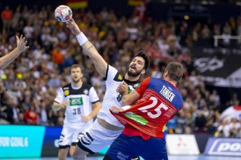 Tim Suton (Nr. 8, Deutschland) gegen Eivind Tangen (Nr. 25, Norwegen). Deutschland vs. Norwegen, Halbfinale, Handball, IHF Handball Weltmeisterschaft, 25.01.19 Hamburg Hamburg Germany Barclaycard-Arena Copyright: xAgentur54Gradx xFelixxKoenigx
