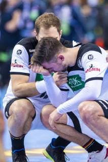 Hamburg, Deutschland 25. Januar 2019: WM 2019 Männer - Halbfinale - Deutschland vs. Norwegen Steffen Weinhold (Deutschland THW Kiel) tröstet Fabian Wiede (Deutschland Fuechse Berlin) Hamburg Barclaycard Arena Deutschland