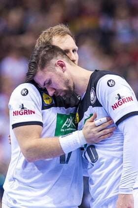Sport Themen der Woche KW04 Sport Bilder des Tages Hamburg, Deutschland 25. Januar 2019: WM 2019 Männer - Halbfinale - Deutschland vs. Norwegen Steffen Weinhold (Deutschland THW Kiel) tröstet Fabian Wiede (Deutschland Fuechse Berlin) Hamburg Barclaycard Arena Deutschland