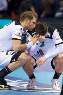 Handball Hamburg 25.01.2019 Weltmeisterschaft 2019 Weltmeisterschaften der Männer Halbfinale Deutschland (GER) - Norwegen (NOR) Steffen Weinhold (Deutschland, No.17) Fabian Wiede (Deutschland, No.10) niedergeschlagen