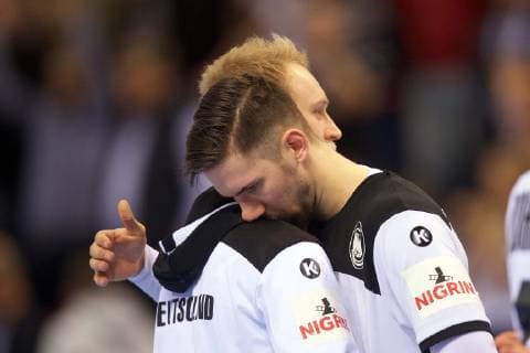 Sport Bilder des Tages Handball Hamburg 25.01.2019 Weltmeisterschaft 2019 Weltmeisterschaften der Männer Halbfinale Deutschland (GER) - Norwegen (NOR) Matthias Musche (Deutschland, No.37) Fabian Wiede (Deutschland, No.10) re. niedergeschlagen