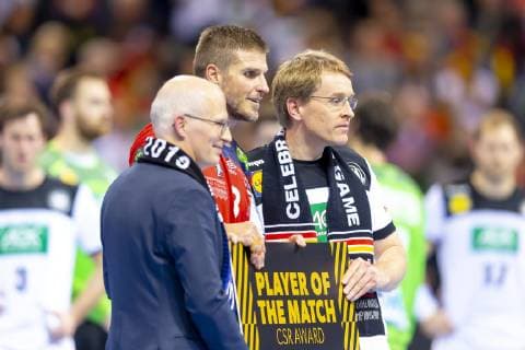Bjarte Myrhol (Nr. 8, Norwegen) wird von Daniel Guenther zum man of the match ausgezeichnet. Deutschland vs. Norwegen, Halbfinale, Handball, IHF Handball Weltmeisterschaft, 25.01.19 Hamburg Hamburg Germany Barclaycard-Arena Copyright: xAgentur54Gradx xFelixxKoenigx