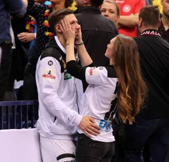 Fabian Wiede wird von Freundin getröstet Handball Weltmeisterschaft WM Herren Halbfinale Saison 2018 2019 25.01.2019 Deutschland GER DHB vs. Norwegen NOR