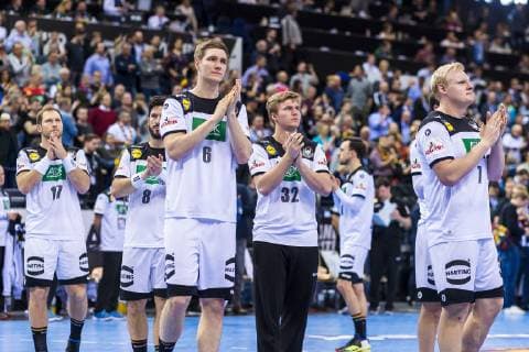 Hamburg, Deutschland 25. Januar 2019: WM 2019 Männer - Halbfinale - Deutschland vs. Norwegen Finn Lemke (Deutschland MT Melsungen), Franz Semper (SC DHfK Leipzig), Patrick Wiencek (Deutschland THW Kiel) unzufrieden enttäuscht enttaeuscht niedergeschlagen frustriert, Hamburg Barclaycard Arena Deutschland