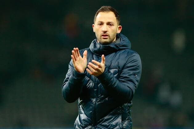 25.01.2019, xtgx, Fussball 1.Bundesliga, Hertha BSC Berlin - FC Schalke 04 emspor, v.l. Domenico Tedesco (Schalke, Trainer) bedankt sich bei den Fans enttäuscht, schaut enttäuscht, niedergeschlagen, disappointed (DFL DFB REGULATIONS PROHIBIT ANY USE OF PHOTOGRAPHS as IMAGE SEQUENCES and or QUASI-VIDEO) Berlin